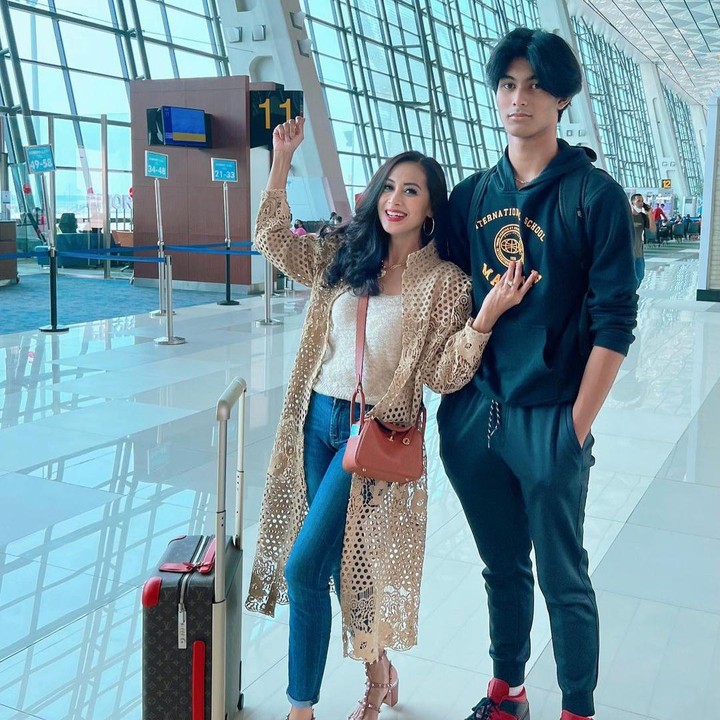 <p>Sebaliknya, Marco juga setia menemani ibunda ke mana pun ia pergi. Belum lama ini, mereka menghabiskan waktu untuk mudik bersama. <em>"Yay..Mudik Lebaran! Wajah sumringah. Kloter 1 brgkt sama bontotku.. Kloter2 suami& anak sulung ku.. Alhamdulillah bisa Mudik ke kampung Halaman ku</em>," tulis Diah di keterangan fotonya. (Foto: Instagram @dps_diahpermatasari)</p>