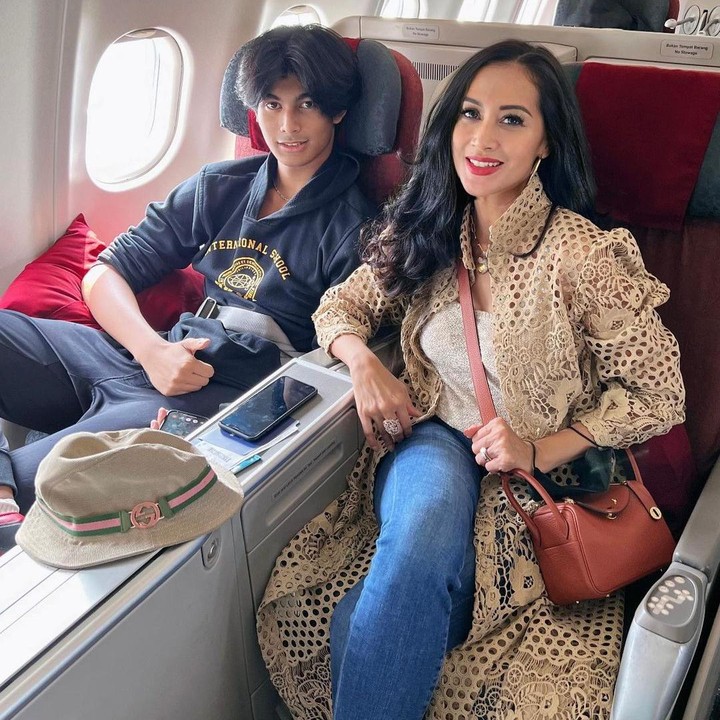 <p>Putra bungsunya yang bernama Marciano Nicholas Reynard atau Marco kerap mencuri atensi publik karena parasnya yang tampan, Bunda. (Foto: Instagram @dps_diahpermatasari)</p>