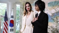 5 Potret Terbaru Angelina Jolie dan Putranya Maddox, Tampil Beda dengan Rambut Gondrong