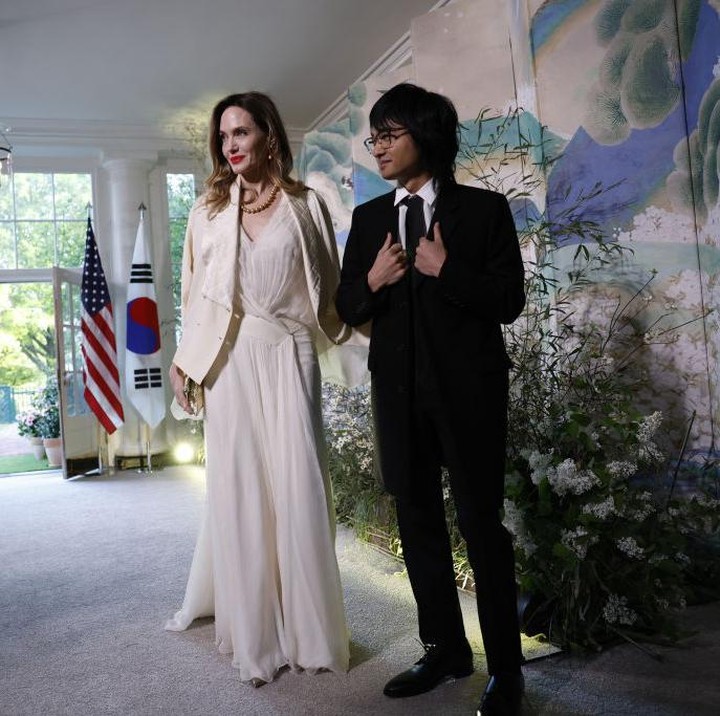 <p>Lama tak terdengar kabarnya, Maddox Chivan Jolie-Pitt kembali muncul di hadapan publik. Ia hadir bersama sang Bunda, Angelina Jolie di White House, Washington D.C. (Foto: Getty Images)</p>