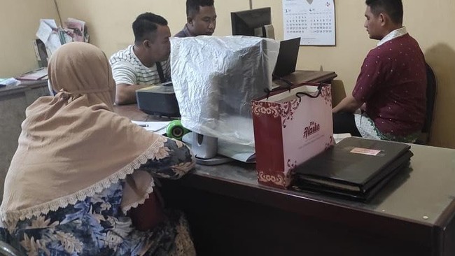 Polres Jombang membagikan foto ketika peneliti BRIN AP Hasanuddin ditemani ibunya saat diperiksa terkait pernyataannya soal Muhammadiyah pada Selasa lalu.
