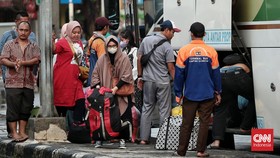 FOTO: Arus Balik Pemudik di Terminal Kampung Rambutan