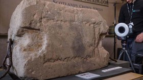 Simbol Misterius di Batu Penobatan Raja Charles III Bingungkan Pakar