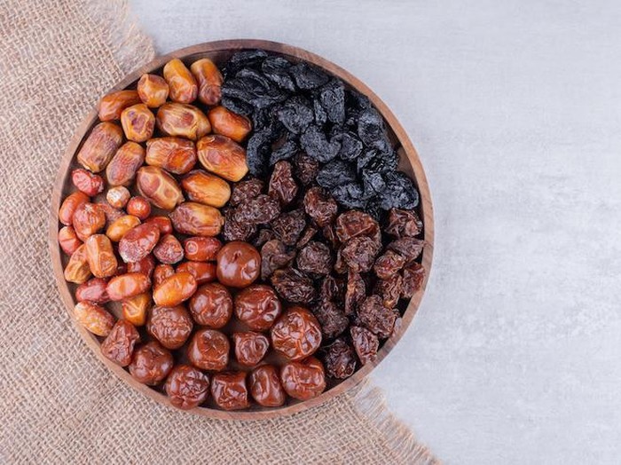 Berbagai jenis kurma dalam satu piring/Foto: images.freepik.com/Azerbaijan_stockers Deretan Kurma dari Israel yang Harus Kamu Hindari