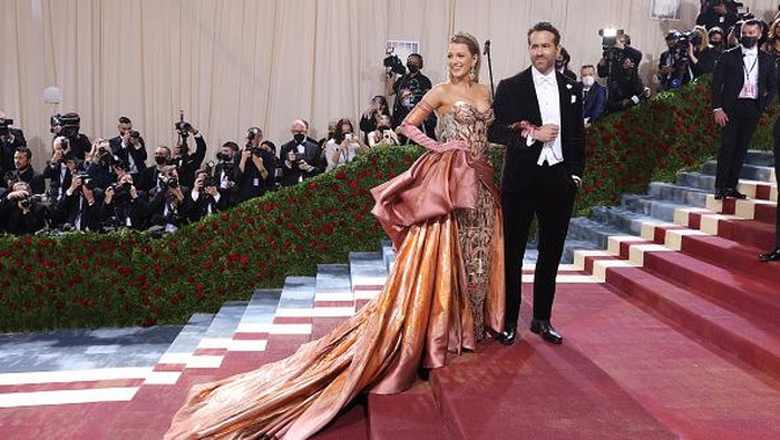 NEW YORK, NEW YORK - MAY 02: Blake Lively and Ryan Reynolds attend 