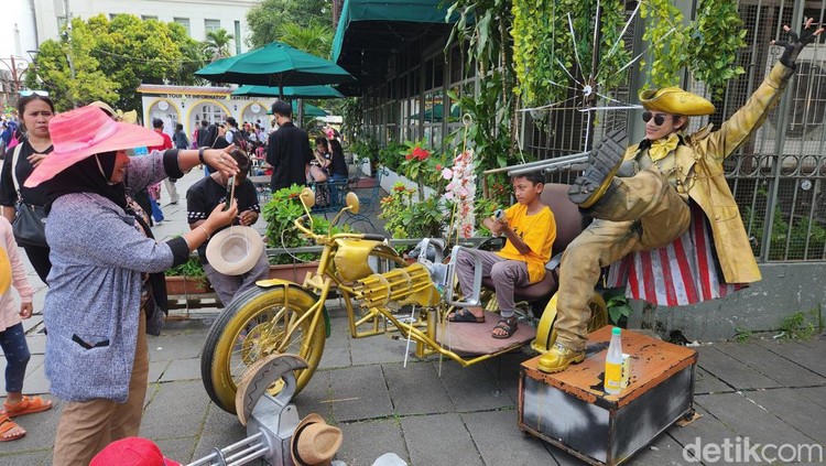Cuti Lebaran Usai, Hiruk-pikuk Wisata Kota Tua Masih Terasa Meski cuti bersama lebaran usai, kawasan Kota Tua Jakarta masih ramai dengan wisatawan. Hal ini disebabkan masih berlangsungnya libur sekolah.
