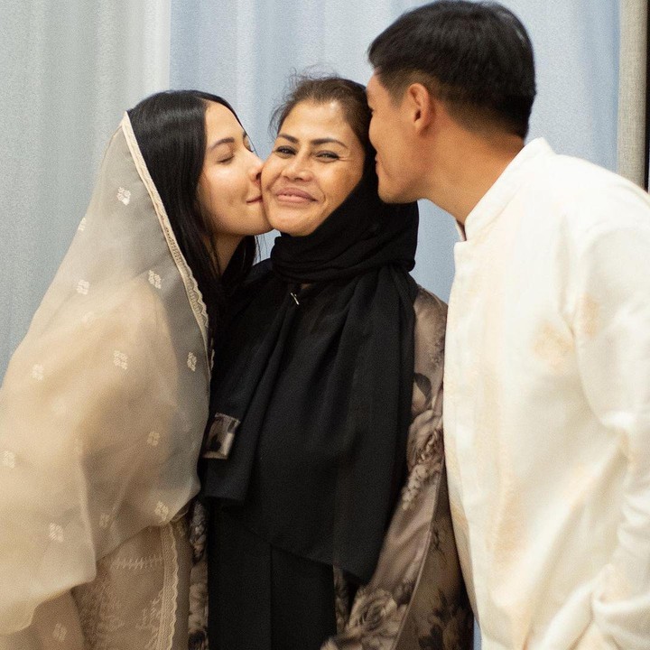 <p>Dalam acara syukuran, bintang film <em>Vidkill</em> ini terlihat didampingi sang suami, Pang Xue Kai, dan sang Bunda.  (Foto: Instagram @estelleelinden)</p>
