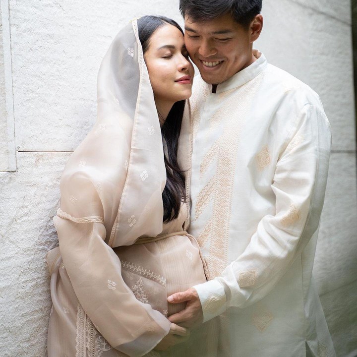 <p>Ungkapan rasa syukur dan terima kasih untuk sang suami diucapkan Estelle di momen syukuran tujuh bulanan. "Also thankyou suamiku yg selalu ingin belajar dan berpartisipasi, i appreciate you," tulisnya di Instagram.  (Foto: Instagram @estelleelinden)</p>