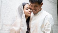 <p>Ungkapan rasa syukur dan terima kasih untuk sang suami diucapkan Estelle di momen syukuran tujuh bulanan. "Also thankyou suamiku yg selalu ingin belajar dan berpartisipasi, i appreciate you," tulisnya di Instagram.  (Foto: Instagram @estelleelinden)</p>