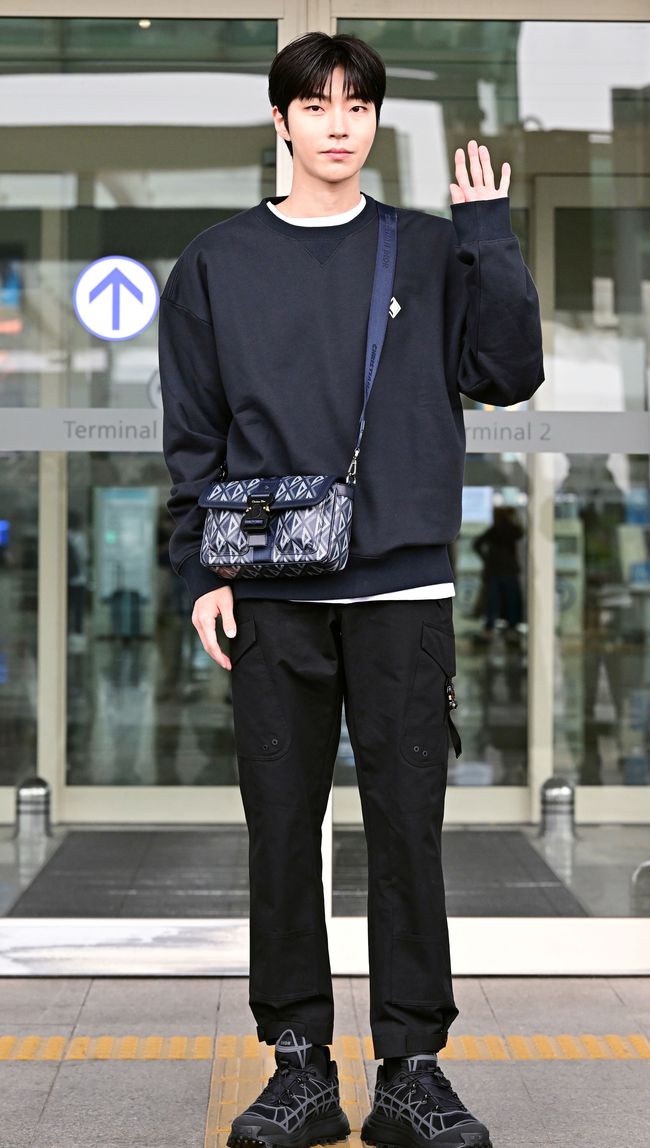 Serba Dior, Intip Detail Harga Busana Airport Style Hwang In Youp
