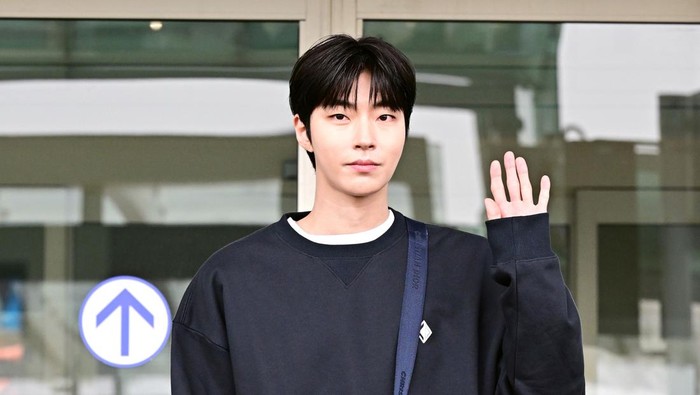 Serba Dior, Intip Detail Harga Busana Airport Style Hwang In Youp