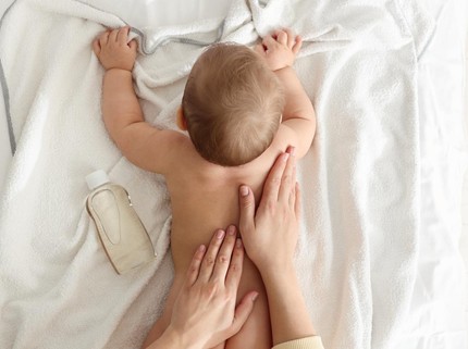 6 Tips Memijat Bayi saat Mudik, Coba Gerakan Gelembung Bun