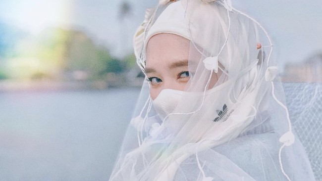 Inara Rusli memutuskan untuk membuka cadarnya di masa perceraian dengan Virgoun.