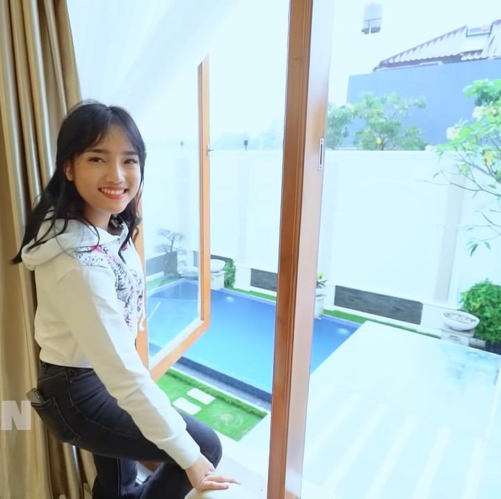 <p>Diketahui, semuanya direnovasi dengan desain dan suasana baru dalam waktu hanya tiga pekan. Terhitung cepat ya, Bunda? (Foto: YouTube Fuji An)<br /><br /><br /></p>