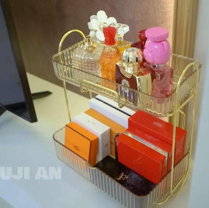 <p>Fuji menjelaskan bahwa semua hasil renovasi ini sukses dan sesuai dengan impiannya. Dengan tema warna putih keabu-abuan dan emas, ia juga memberi pemaparan di setiap spot penting dari kamarnya. (Foto: YouTube Fuji An)<br /><br /><br /></p>