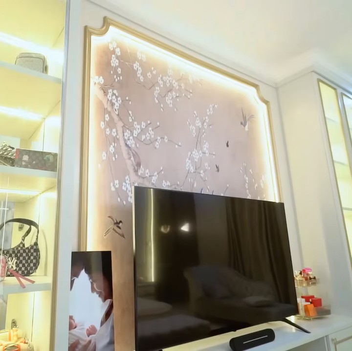 <p>Berikut <em>space</em> yang dipakai untuk menyimpan koleksi tas Fuji, Bunda. <em>Space</em> ini ada dua, di sisi lainnya masih kosong karena ia masih bingung. (Foto: YouTube Fuji An)<br /><br /><br /></p>