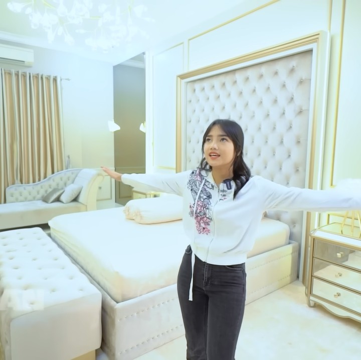 <p>Fujianti Utami Putri atau yang dikenal sebagai Fuji An memperlihatkan kamar barunya nih, Bunda. Melalui kanal YouTube-nya, adik ipar almarhum Vanessa Angel itu terlihat begitu bahagia. (Foto: YouTube Fuji An)<br /><br /><br /></p>