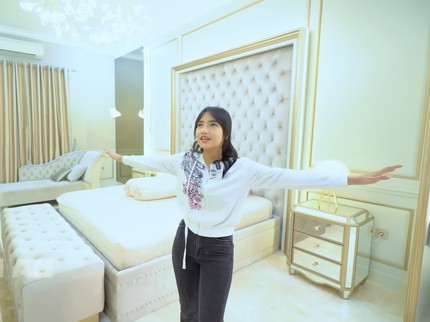 7 Potret Kamar Tidur Fuji Adik Ipar Vanessa Angel, Mewah dan Klasik Bun