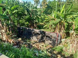 Kecelakaan Beruntun karena Ngerem Mendadak, Bus Nyungsep-Penumpang Histeris