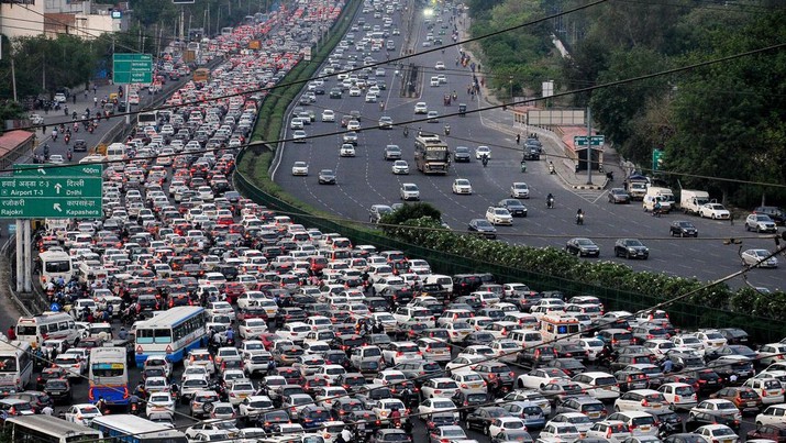 Kendaraan terlihat macet di lalu lintas bemper ke bemper di jalan tol Delhi-Jaipur di Gurgaon, pada 25 April 2023. - India akan menyusul China sebagai negara terpadat di dunia dalam minggu mendatang, mencapai hampir 1,43 miliar orang, kata PBB pada tanggal 24 April. (VINAY GUPTA/AFP via Getty Images)