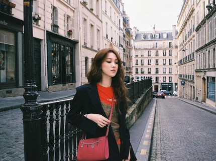 5 Potret OOTD Artis Cantik Korea Lee Sung Kyung, Inspirasi Outfit ke Kantor