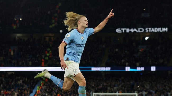 Erling Haaland sudah melewati catatan gol Mohamed Salah. Kini ia membidik rekor gol semusim era Premier League yang dipegang oleh Alan Shearer dan Andy Cole.