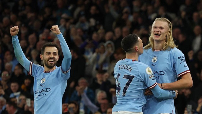 Pelatih Manchester City Pep Guardiola tak mau melepaskan pengawasan meski saat ini sudah berada di puncak klasemen Liga Inggris.
