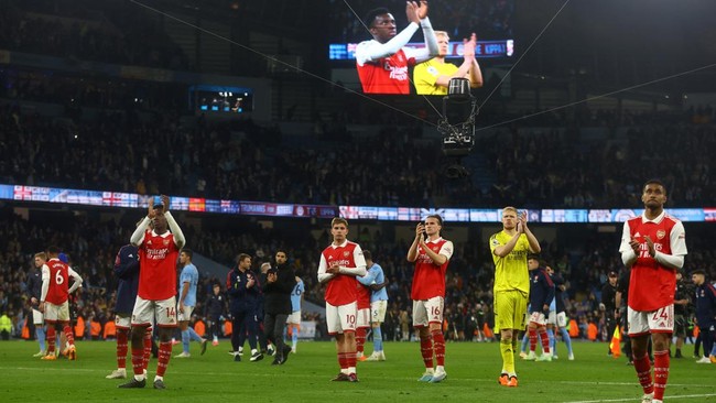 Arsenal saat ini masih jadi pemuncak klasemen Liga Inggris namun mereka sudah berganti peran dengan Manchester City di sisa musim.