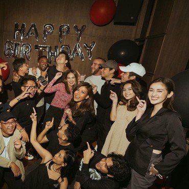 Isu Pacari Berondong, 7 Potret Kebersamaan Luna Maya & Maxime Bouttire