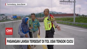VIDEO: Pasangan Lansia Tersesat di Tol Usai Tengok Cucu