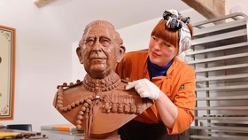Patung Raja Charles III Dibuat dari 17 Liter Cokelat Sambut Penobatan