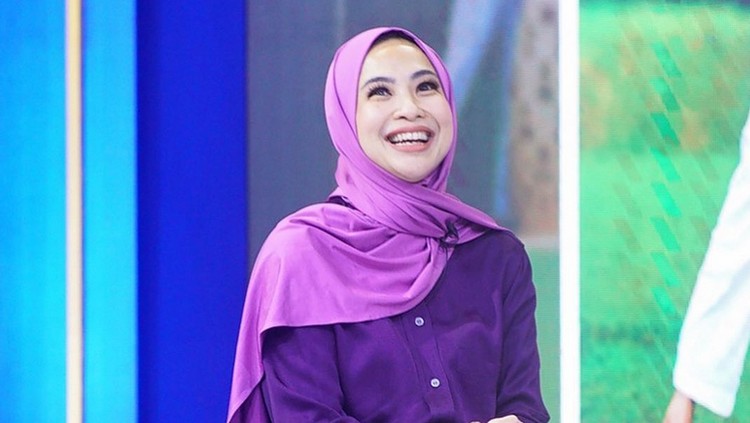 Pembawa acara Feni Rose mantap berhijab.