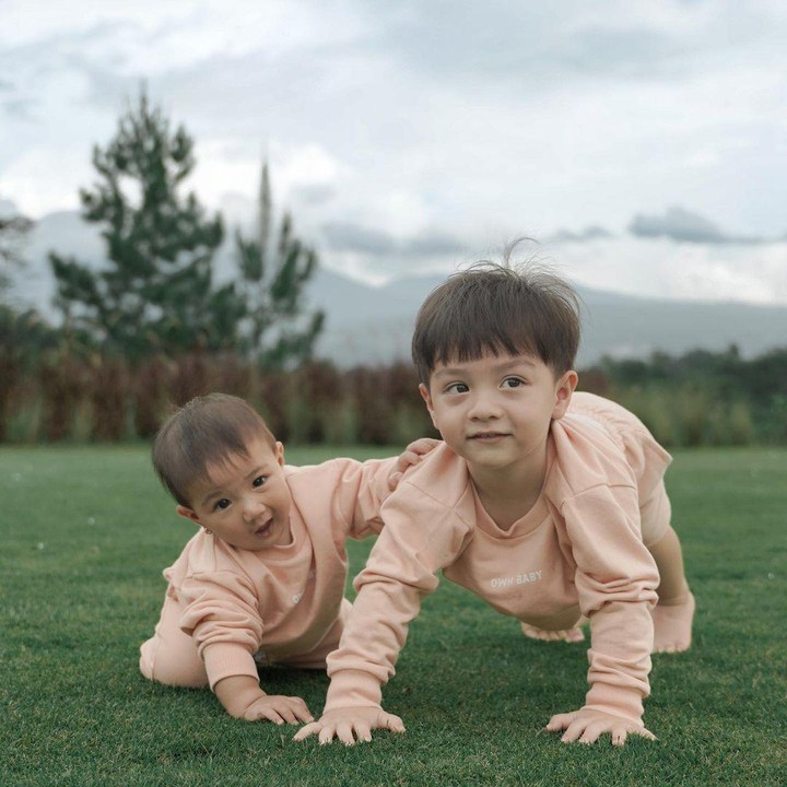<p>Air Rumi lahir pada 18 September 2020. Sementara itu, sang adik lahir pada 23 Agustus 2022. Keduanya pun memiliki selisih usia 2 tahun, Bunda. (Foto: Instagram: @_irishbella_)</p>