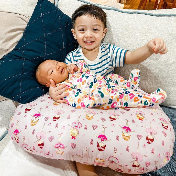 <p>"<em>Masyaa Allah, tabarakallahu,</em> semoga mnjadi anak yg sholeh dan sholeha, mnjadi penyejuk dalam rumah tangga, <em>Aamiin</em>," ungkap seorang netizen. "<em>Aamiin Yaa Robbal 'Aalamiin</em>. Tumbuh jadi<em> qurrota a'yun nya mommy daddy</em> ya abang ganteng sholih & adek cantik sholihah," tutur yang lainnya. (Foto: Instagram: @_irishbella_)</p>