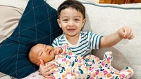 <p>"<em>Masyaa Allah, tabarakallahu,</em> semoga mnjadi anak yg sholeh dan sholeha, mnjadi penyejuk dalam rumah tangga, <em>Aamiin</em>," ungkap seorang netizen. "<em>Aamiin Yaa Robbal 'Aalamiin</em>. Tumbuh jadi<em> qurrota a'yun nya mommy daddy</em> ya abang ganteng sholih & adek cantik sholihah," tutur yang lainnya. (Foto: Instagram: @_irishbella_)</p>