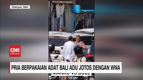 VIDEO: Pria Berpakaian Adat Bali Adu Jotos dengan WNA