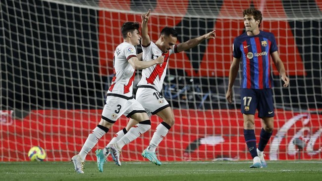 Barcelona menelan kekalahan 1-2 dari Rayo Vallecano dalam laga lanjutan Liga Spanyol di Campo de Futbol de Vallecas, Kamis (27/4) dini hari WIB.
