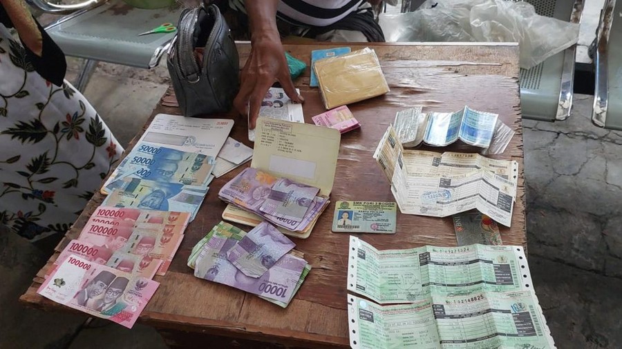 Seorang pengemis yang tinggal di Jembatan Panaragan dievakuasi Dinsos Bogor. Saat dievakuasi, petugas menemukan uang jutaan hingga cek Rp 1,3 miliar. (dok Istimewa) Seorang pengemis yang tinggal di Jembatan Panaragan dievakuasi Dinsos Bogor. Saat dievakuasi, petugas menemukan uang jutaan hingga cek Rp 1,3 miliar. (dok Istimewa)