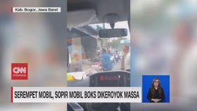 VIDEO: Serempet Mobil, Sopir Mobil Boks Dikeroyok Massa