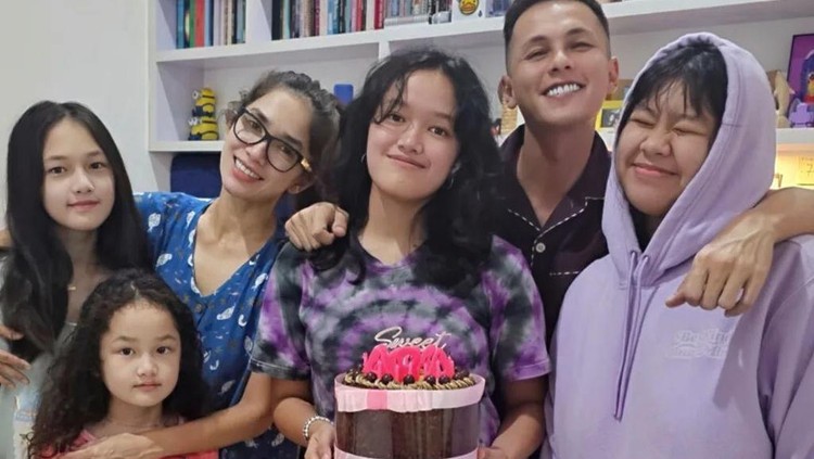 Syafa Azzahra anak Ussy Sulistiawaty Syafa Azzahra anak Ussy Sulistiawaty