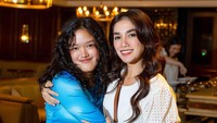 7 Potret Perayaan Ultah ke-17 Putri Ussy Sulistiawaty yang Kena Sentil Netizen, Kenapa?