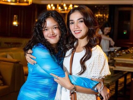 7 Potret Perayaan Ultah ke-17 Putri Ussy Sulistiawaty yang Kena Sentil Netizen, Kenapa?