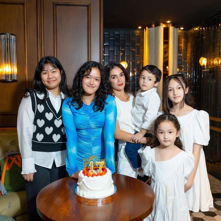 <p>Ussy menggelar pesta ulang tahun untuk Syafa yang bahagia merayakan momen sweet seventeen. "si anak gadis dadakan pengen ngerayain ultah bareng temen2 deket. tapi sayangnya pupuw ga bisa nemenin krn harus kerjaa.. yg penting kk happy yaaa..walau smua serba dadakan," cerita Ussy. (Foto: Instagram @ussypratama)</p>