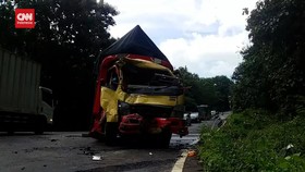 VIDEO: 2 Truk 'Adu Banteng' Arus Balik Di Kawasan Hutan Baluran Macet