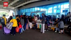 VIDEO: Berjubel Pemudik Jalan Kaki di Bakauheni Naik Kapal ke Jawa