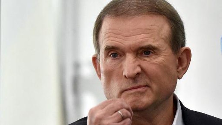 Ukrainian lawmaker Viktor Medvedchuk reacts in Kiev's Appeal Court during a hearing in Kiev on May 21, 2021. - The court is considering the appeal against the decision to place Medvedchuk, the 66-year-old business tycoon suspected of treason, under house arrest. The lawmaker, who counts Russian President Vladimir Putin among his personal friends, said the charges against him were politically motivated and punishment for his stance. (Photo by Sergei SUPINSKY / AFP)