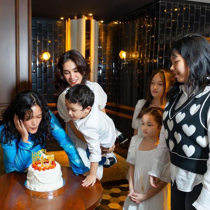 <p>Melihat komentar netizen, Ussy Sulistiawaty langsung buka suara dan membela sang putri. "hahaha baru baca komen2 masalah baju. ini acara bday nya ara.. smua dia yg atur.. dari baju, dc warna , tempat dll.. mama nya support aja apa yg anak mau.. yg komen baju kebalik yaa gpp itu menurut kalian yg mikir gt.. klo aq mamanya happy2 aja apalg baju pilihan dia dan dia happy utk ultah ke 17 tahunnya.. ibu2 yg komen mungkin beda pemikiran sama aq.. klo aq smua terserah anak.. yg penting anak happy," ujarnya. (Foto: Instagram @ussypratama)</p>