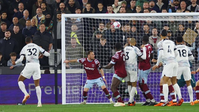 Liverpool mendekat ke zona empat besar setelah menang 2-1 atas West Ham United pada pekan ke-33 Liga Inggris.
