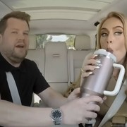 Bukan Corkcicle Favorit Mbak SCBD, Ini Tumbler Viral yang Dipakai Adele di Carpool Karaoke