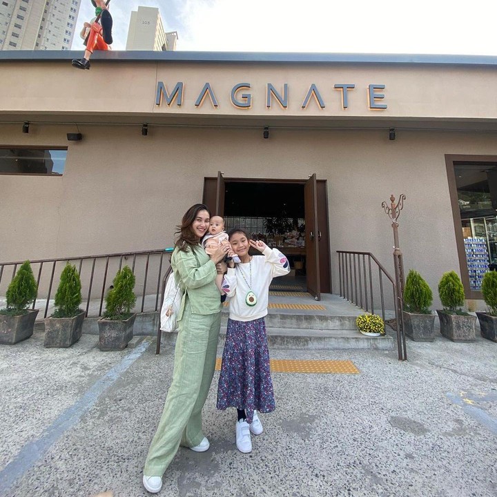 <p>Keduanya terlihat happy mengabadikan momen di depan kafe berkonsep industrial dan modern tersebut. "Jimin sayang, kamu di mana? Aku bersama anakku sudah tiba di Busan. Ayo cepat (ke sini), kami tunggu di sini," tulis Ayu dalam Bahasa Korea, dikutip dari akun @ayutingting92. (Foto: Instagram @ayutingting92)<br /><br /><br /></p>